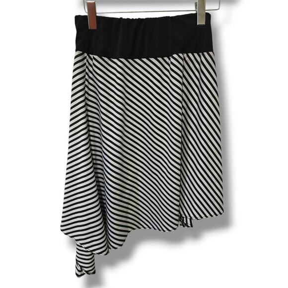 Larry Levine women's black and white pullover asymmetrical skirt - size 8 - Picture 2 of 7